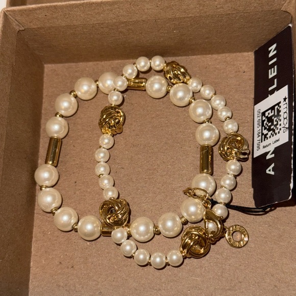 Elegant Gold and Cream Pearl Bracelet - Picture 2 of 3